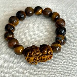 Tiger eye stretch bracelet with Chinese good luck symboli